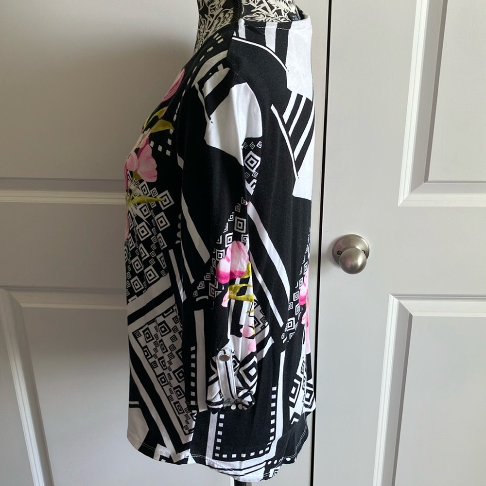 Onque Casuals Black and White Graphic Blouse - Picture 4 of 10